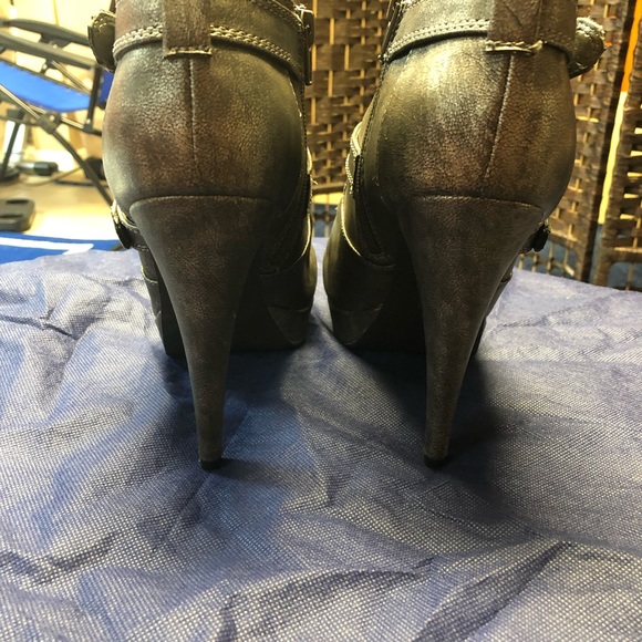 Guess 9.5 sized platform boots. Very sexy. - Picture 5 of 6